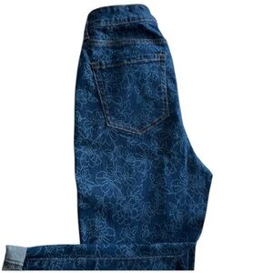 Capri jeans

Charter Club Bristol Capri jeans, size 10, floral pattern